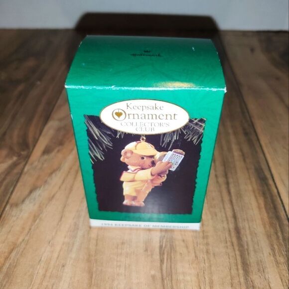 Hallmark Keepsake Detective Bear 1994 Holiday Pursuit Collector's Club Ornament - Picture 1 of 7